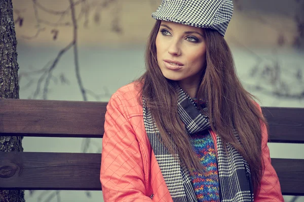 Mooie vrouw in een park — Stockfoto