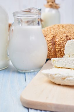 tablo üzerinde süt ürünleri