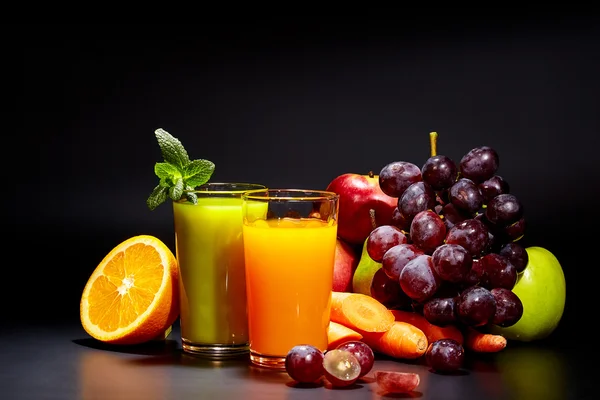 Lunettes avec jus de fruits frais — Photo