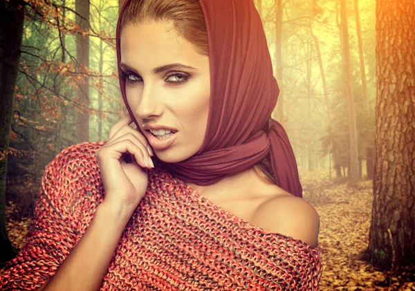 Fashion woman in forest — Stock Photo, Image