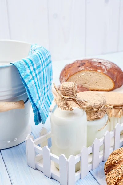 Produtos lácteos na mesa — Fotografia de Stock