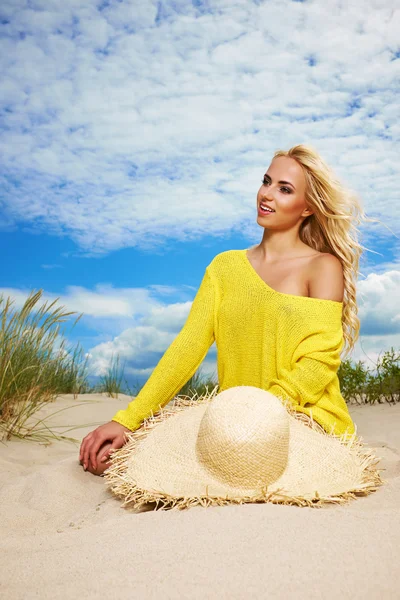 Blonde girl in bikini on beach — Stock Photo, Image