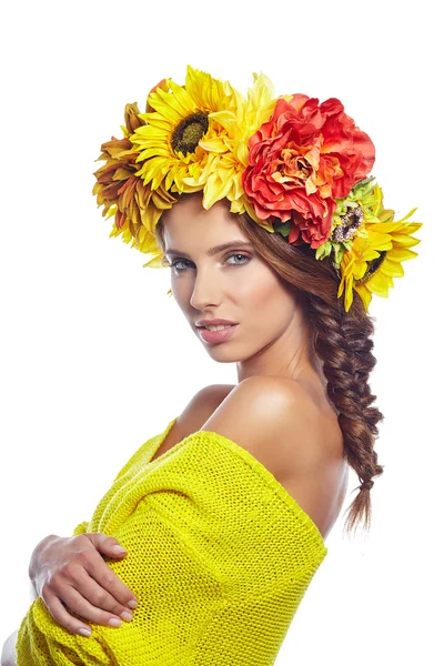 Dame met een krans van bloemen — Stockfoto