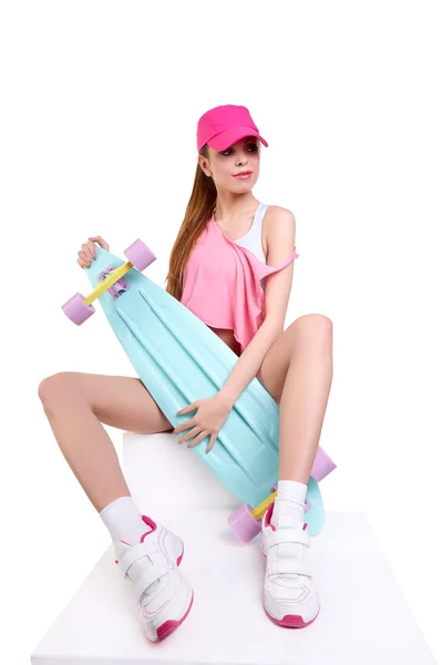 Mode Hipster Mädchen mit Skateboard — Stockfoto