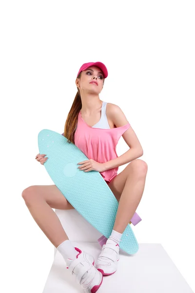 Moda hipster ragazza con skateboard — Foto Stock