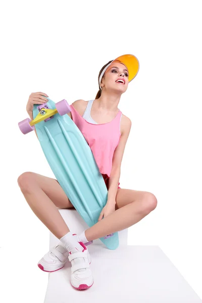 Модна дівчина-хіпстер зі скейтбордом — стокове фото