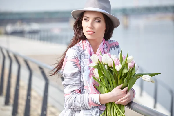 Frau mit Tulpenstrauß — Stockfoto