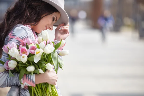 Vrouw met boeket tulpen — Stockfoto