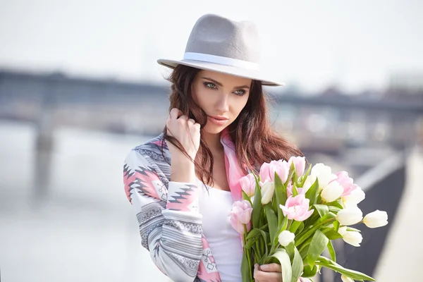 Femme avec bouquet de tulipes — Photo