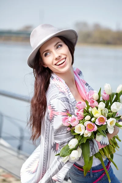 Femme avec bouquet de tulipes — Photo