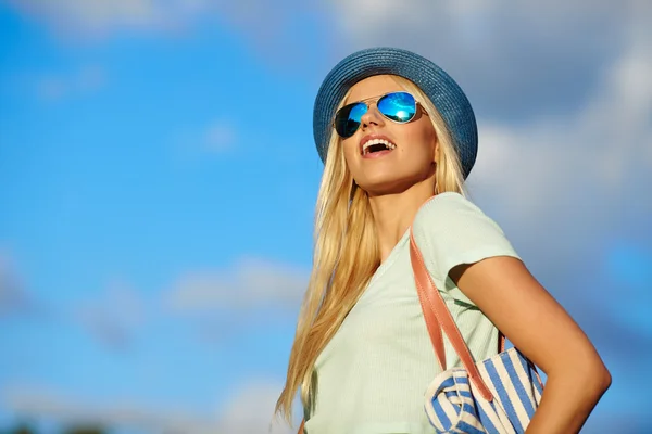 Mujer relajante en el cielo fondo — Foto de Stock