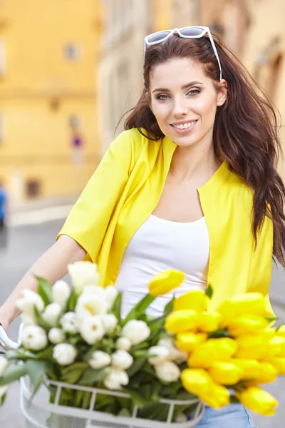 Frau mit Tulpenstrauß — Stockfoto