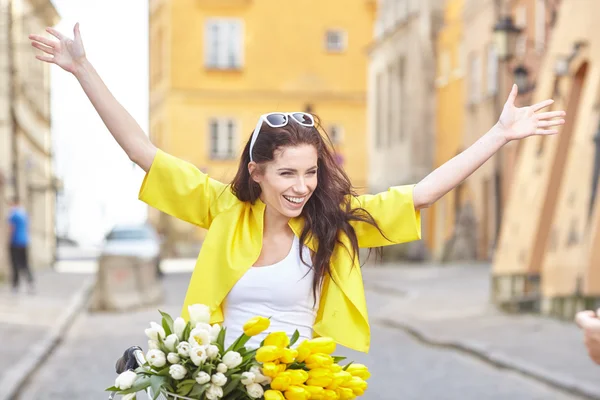 Frau mit Tulpenstrauß — Stockfoto