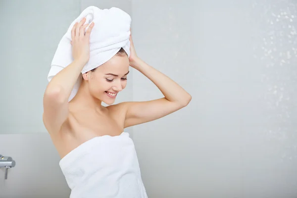 Mujer envuelta en toallas blancas — Foto de Stock