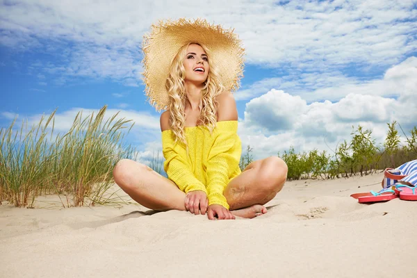 Blond meisje op het strand — Stockfoto