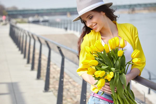 Femme avec bouquet de tulipes — Photo