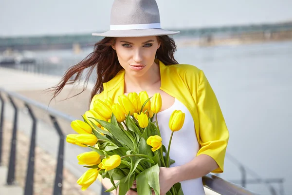 Femme avec bouquet de tulipes — Photo