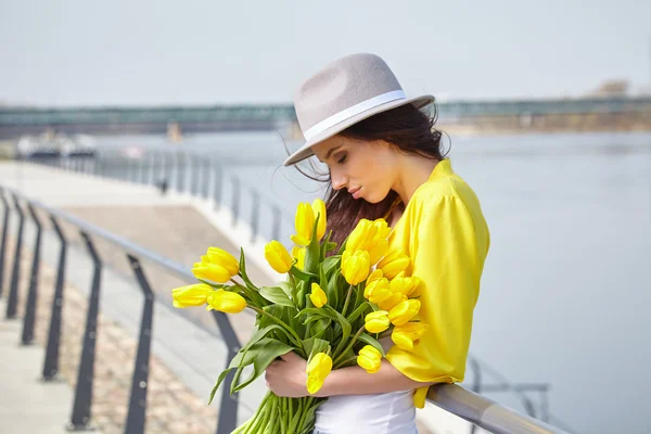 Donna con bouquet di tulipani — Foto Stock