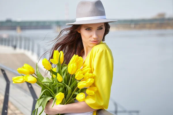 Femme avec bouquet de tulipes — Photo
