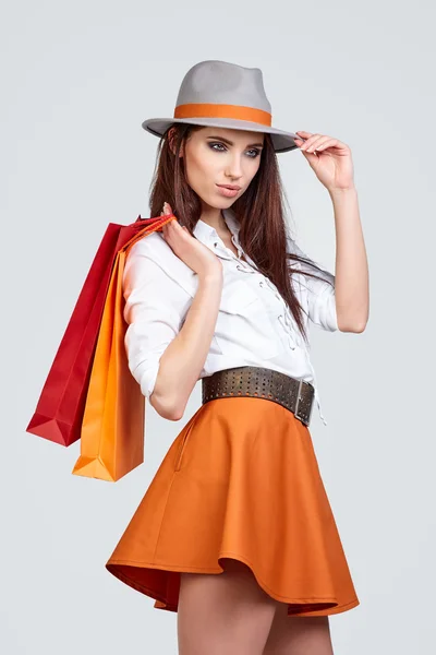 Mujer de la compra sosteniendo bolsas, mirando hacia atrás. modo femenino sensual —  Fotos de Stock