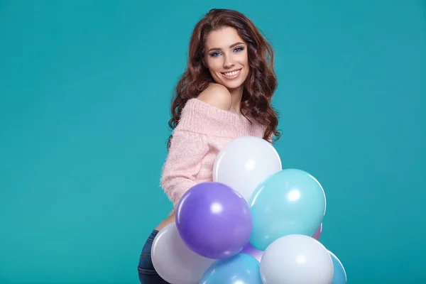 Jeune jolie femme avec des ballons colorés — Photo