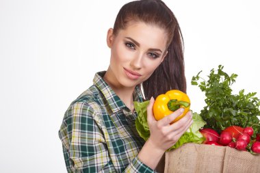 Sebze dolu bir alışveriş çantası tutan izole kadın
