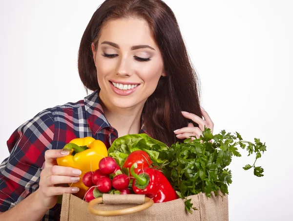 Mujer aislada sosteniendo una bolsa llena de verduras — Foto de Stock