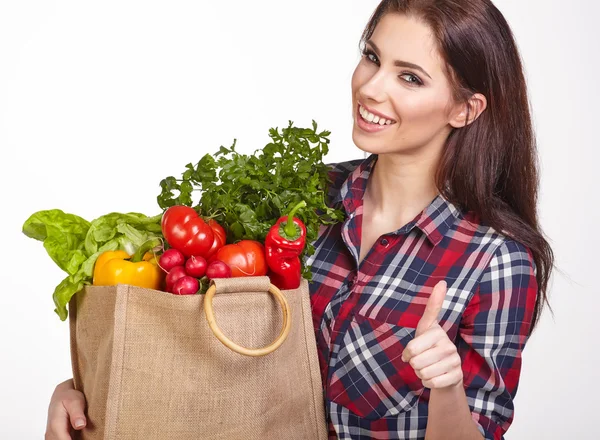 Geïsoleerde vrouw met een boodschappentas vol met groenten — Stockfoto
