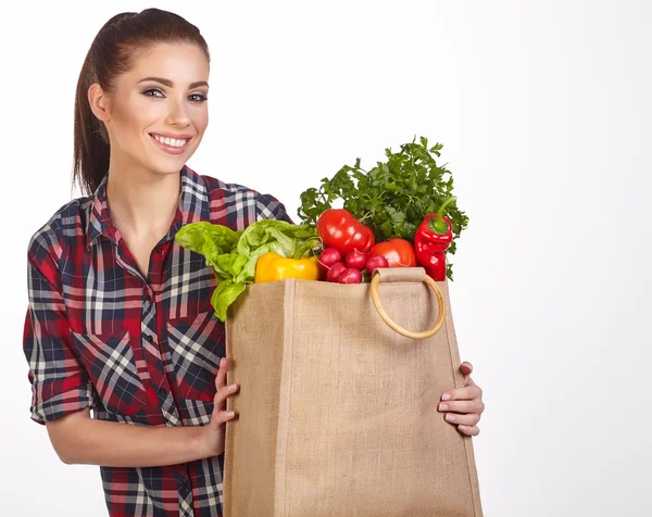 Donna isolata con un sacchetto pieno di verdure — Foto Stock