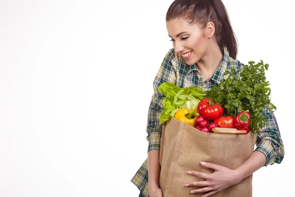 A zöldségek teli szatyrot tartó elszigetelt női — Stock Fotó