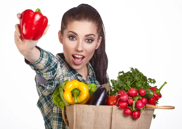 Geïsoleerde vrouw met een boodschappentas vol met groenten — Stockfoto