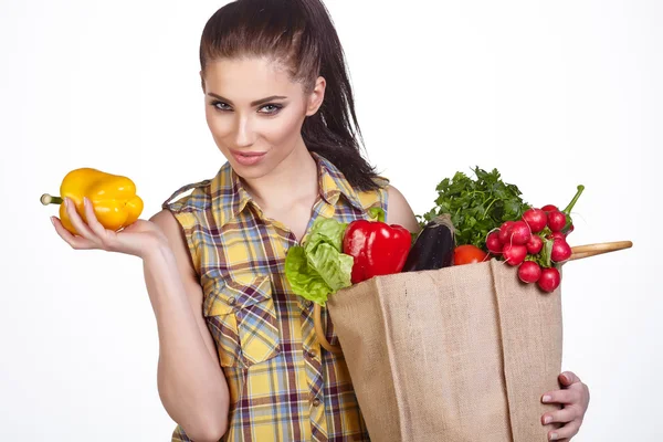 Mulher isolada segurando um saco de compras cheio de vegetais — Fotografia de Stock