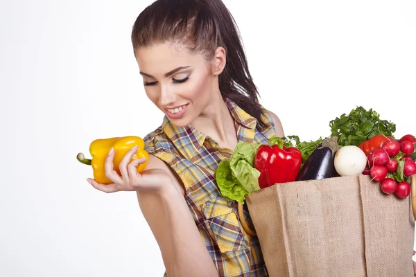 Geïsoleerde vrouw met een boodschappentas vol met groenten — Stockfoto