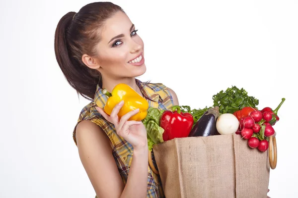 Mulher isolada segurando um saco de compras cheio de vegetais — Fotografia de Stock