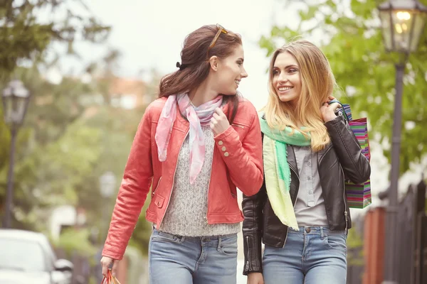 Vrouwen met boodschappentassen — Stockfoto