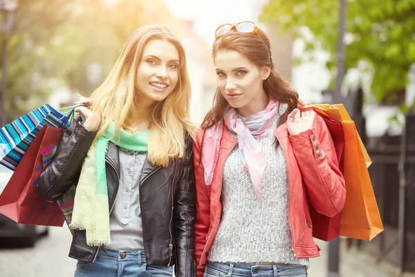 Mujeres con bolsas de compras — Foto de Stock