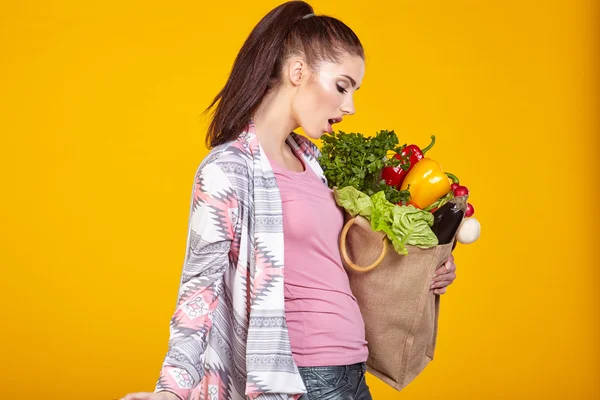 Kvinna med gröna vegan mat — Stockfoto