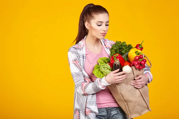 Donna con cibo vegano verde — Foto Stock