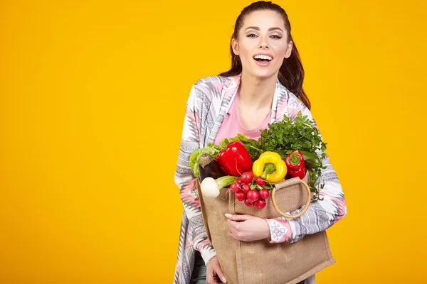 Vrouw met groene vegan food — Stockfoto
