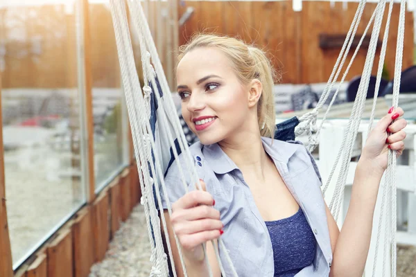 Meisje zittend op de hangmat — Stockfoto