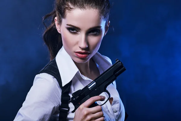 Красива дівчина тримає рушницю — стокове фото