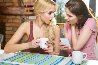 kadın oturur masaya