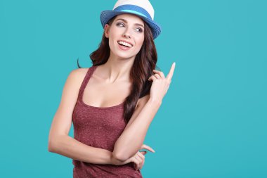 Bahar şapkalı kadın