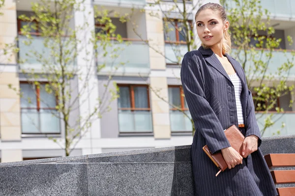 Businesswoman holding notebook — Stock Photo, Image