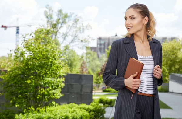 İşkadını bahçe içinde defter ile — Stok fotoğraf