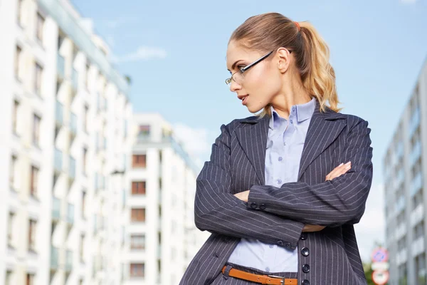 Joven empresaria en gafas graduadas — Foto de Stock