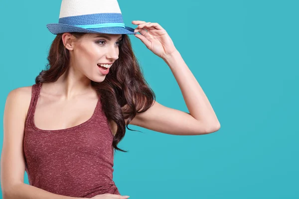 Mujer con sombrero de primavera — Foto de Stock