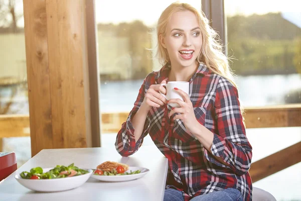 Femme petit déjeuner — Photo