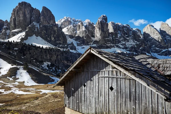 Alpine weiland met oude houten boerderij. — Stockfoto