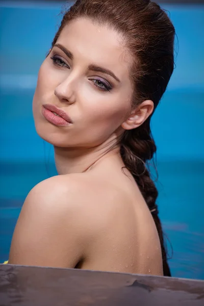 Vrouw genieten van water in het zwembad — Stockfoto